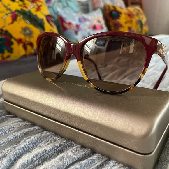 Bvlgari Sunglasses with case - Picture 2 of 16